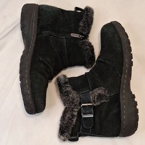 Khombu Black Suede W/Faux Fur Winter Ankle Boots. Zipper And Buckle.